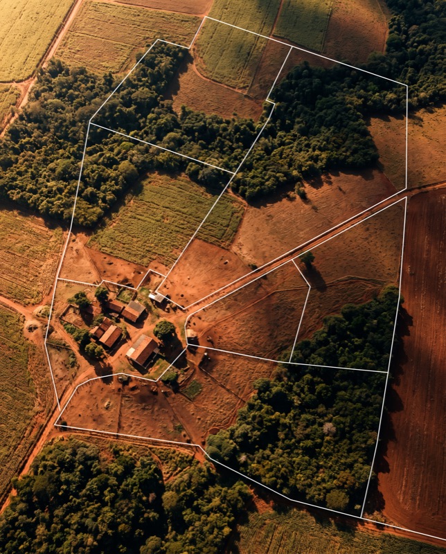 Ortofoto aérea de propriedade rural com limites de divisa sobrepostos