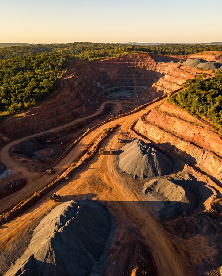Cava de mineração com bancadas e pilhas